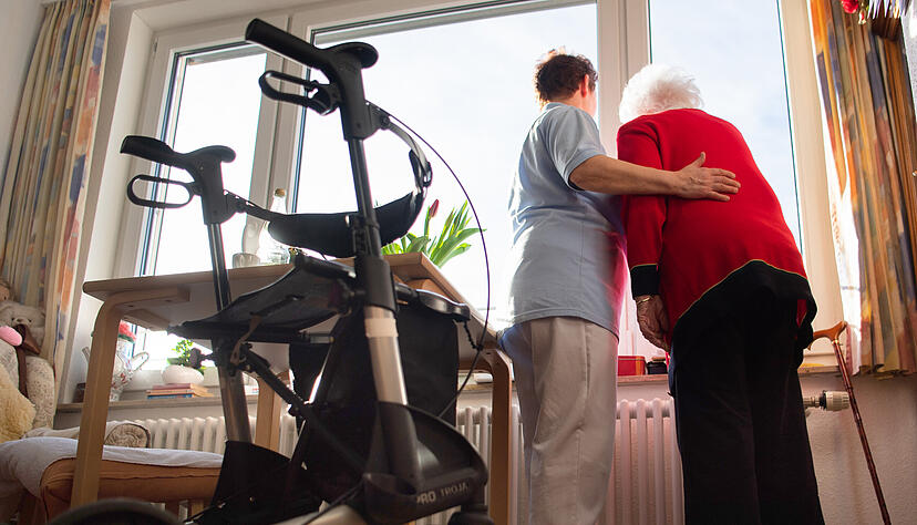 Pflege im Heim ist teuer - und ein Ende der Kostensteigerungen für die Pflegebedürftigen selbst noch nicht in Sicht.