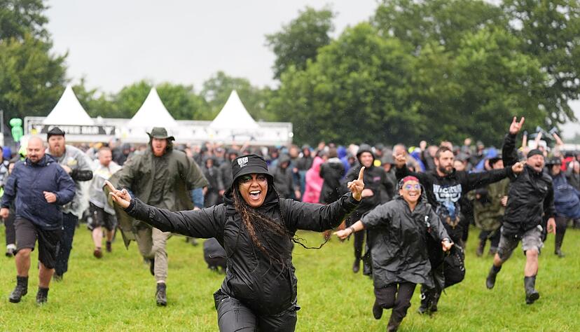 Die Menschen freuen sich auf die ersten Konzerte. Die Menschen freuen sich auf die ersten Konzerte.