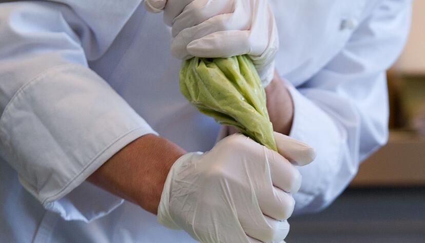 Wenn man Teig oder auch F&uuml;llungen f&uuml;r einen Teig mit einem Spritzbeutel und aufgesetzter T&uuml;lle aufspritzt oder in Form bringt wie bei diesen Macaronh&auml;lften, nennt sich das &laquo;Dressieren&raquo;.