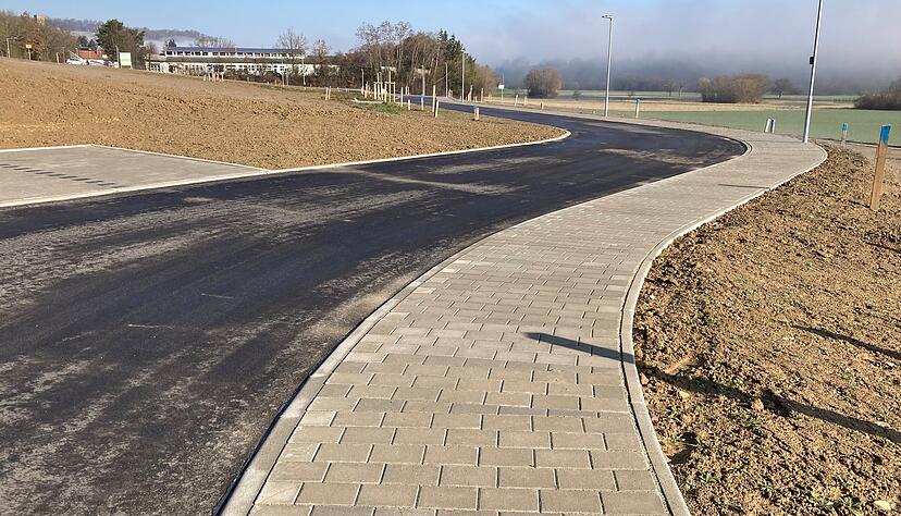 Stra&szlig;en und Wege sind bereits angelegt.