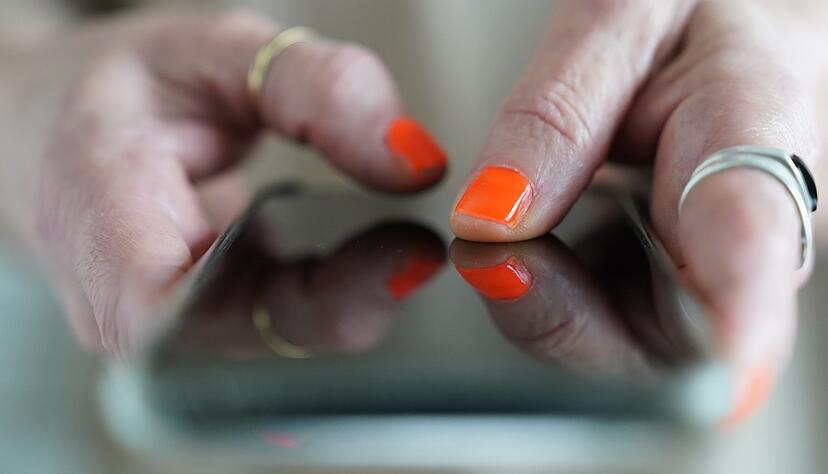 Ein wenig Tipparbeit - aber sie lohnt sich: In den Smartphone-Einstellungen sollte man unbedingt einmal den Bereichen einen Besuch abstatten, die mit Sicherheit und Datenschutz zu tun haben.