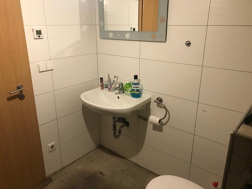 Auch die Toilette ist spärlich eingerichtet.