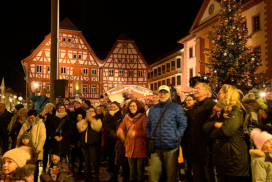 Die Besucher in der Altstadt von Eppingen waren am Freitag bester Laune.