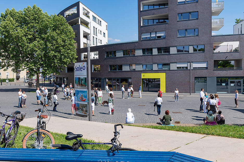 Eine Art Flashmob, Ersatz-Demo oder Sonnenbad? Vor dem Soleo trafen sich ein paar Dutzend Menschen und "standen da", wie sie sagten.  Die Demonstration f&uuml;r Grundrechte fand diesmal nicht statt.
