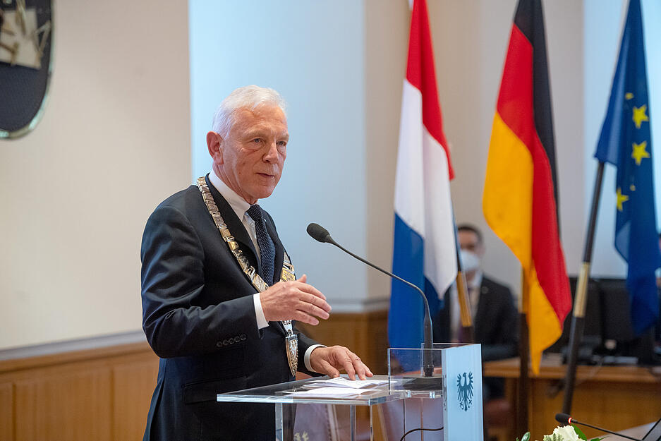 Heilbronns OB Harry Mergel f&uuml;r zweite Amtszeit verpflichtet