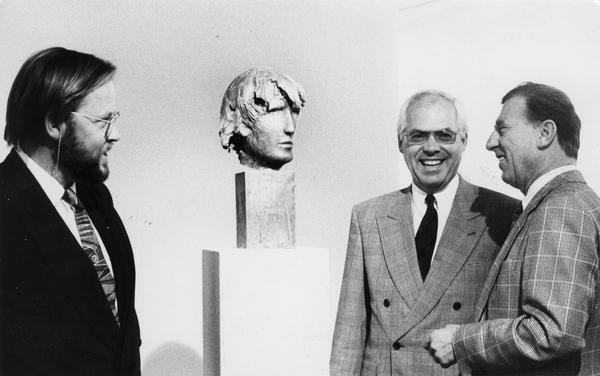 1991: 100 000-Mark-Spende von Fiat ermöglicht Ankauf der Plastik "Ulisse" von Giacomo Manzù. Dr. Andreas Pfeiffer und Oberbürgermeister Dr. Manfred Weinmann nehmen die Plastik von Fiat Vorstandsvorsitzenden Dietmar Fütterer entgegen. 1991: 100 000-Mark-Spende von Fiat ermöglicht Ankauf der Plastik "Ulisse" von Giacomo Manzù. Dr. Andreas Pfeiffer und Oberbürgermeister Dr. Manfred Weinmann nehmen die Plastik von Fiat Vorstandsvorsitzenden Dietmar Fütterer entgegen.