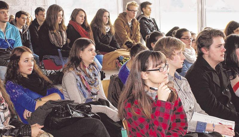 Aufmerksam lauschten die Sch&uuml;ler der Klassen elf und zw&ouml;lf der Hohenloher Gymnasien den Vortr&auml;gen der Berufspraktiker.
Foto: Sarah Kirchner