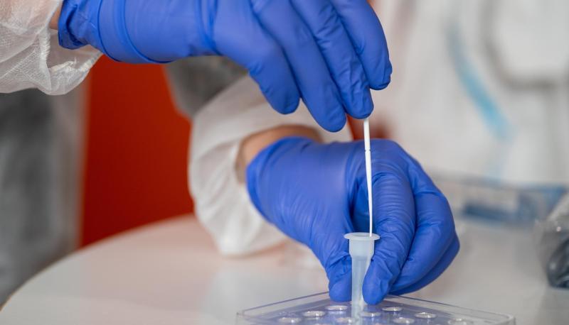 Eine medizinische Mitarbeitetin führt einen Antigen-Corona-Schnelltest durch. Eine medizinische Mitarbeitetin führt einen Antigen-Corona-Schnelltest durch.
