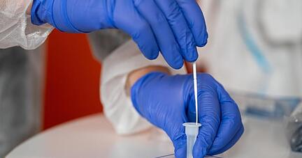 Eine medizinische Mitarbeitetin führt einen Antigen-Corona-Schnelltest durch.