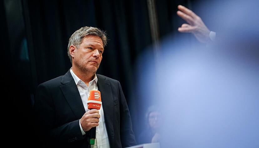 Nach seinem Talk bei Deutschlandfunk Kultur beantwortet Robert Habeck, Bundeswirtschaftsminister und Kanzlerkandidat der Grünen, Fragen von Reporterinnen. Nach seinem Talk bei Deutschlandfunk Kultur beantwortet Robert Habeck, Bundeswirtschaftsminister und Kanzlerkandidat der Grünen, Fragen von Reporterinnen.