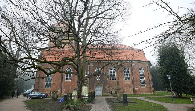 Die Urnenbeisetzung sollte später im kleineren Kreis stattfinden. Die Urnenbeisetzung sollte später im kleineren Kreis stattfinden.