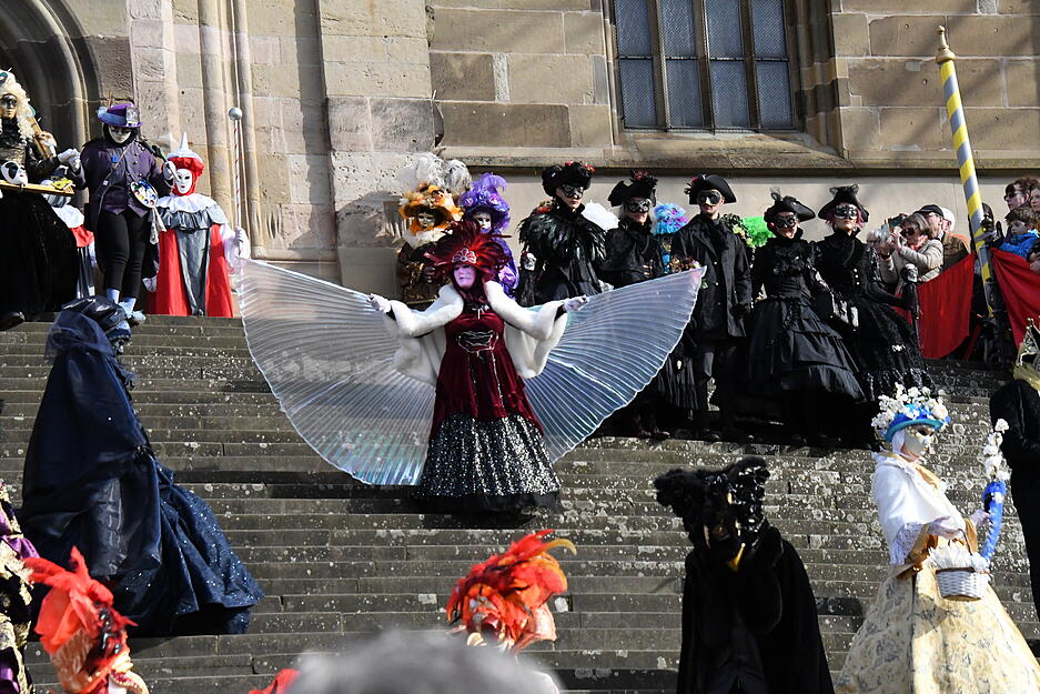 Gro&szlig;es Defilee auf der Treppe von St. Michael: Die Karnevals-Maskerade wird vom Verein Hallia Venezia organisiert und zieht Tausende Besucher in die Stadt.