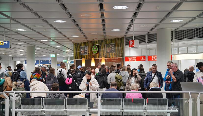 Tausende Menschen sitzen am Flughafen München fest.