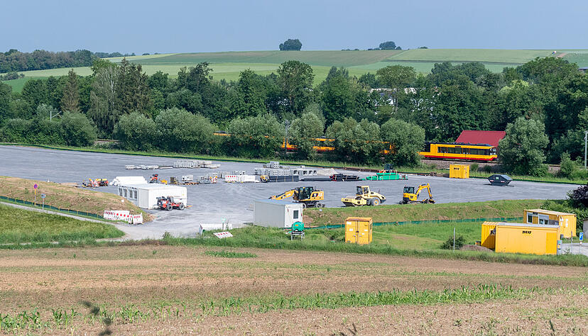 Bei der Haltestelle Leingarten West wird seit Tagen die Baustelle eingerichtet. Jetzt ist die Stadtbahnstrecke Heilbronn-Eppingen gesperrt.