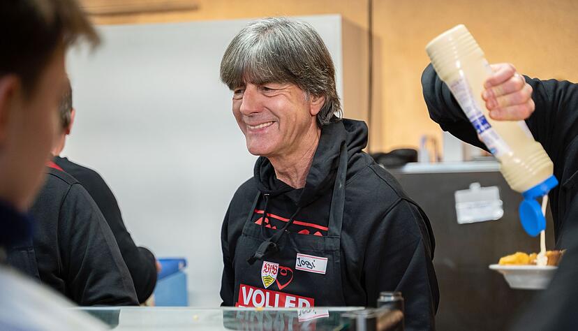 Ex-Bundestrainer L&ouml;w gab in der Stuttgarter Vesperkirche Essen aus.