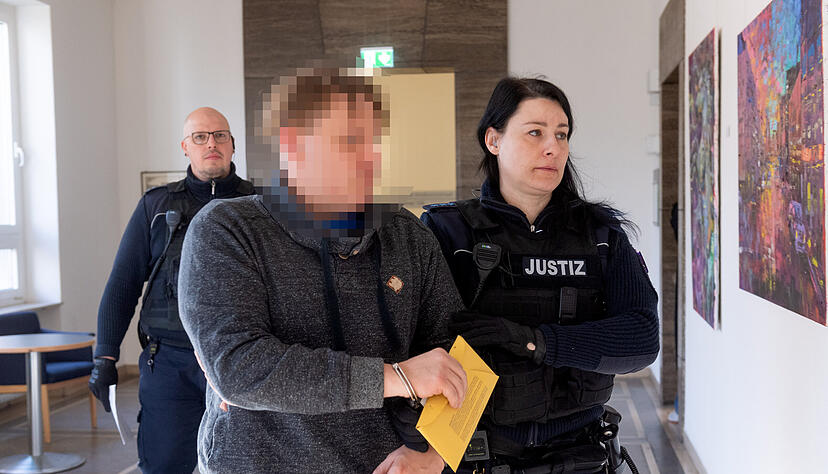 Der 38 Jahre alte Heilbronner muss sich vor dem Landgericht verantworten. Die Anklage wirft ihm unter anderem versuchten Totschlag vor.