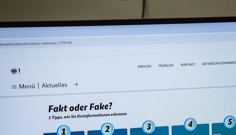 Fakten oder Fake? Diese Checkliste der Bundesregierung kann helfen, eine im Netz gefundene Information seri&ouml;s einzusch&auml;tzen.