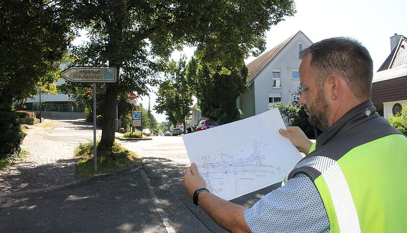 Stadtbaumeister Nicolas Rautenberg mit der Detailplanung f&uuml;r den Stauraumkanal, der in der Hirschbergstra&szlig;e nach der Tiefgarageneinfahrt Traubenplatz gebaut wird.