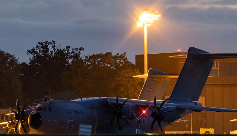 Das zweite Transportflugzeug vom Typ A400M der Bundeswehr mit Passagieren aus Israel auf dem Flugplatz in Wunstorf. Das zweite Transportflugzeug vom Typ A400M der Bundeswehr mit Passagieren aus Israel auf dem Flugplatz in Wunstorf.