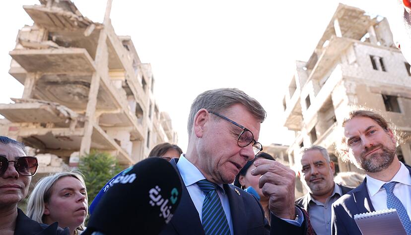 Au&szlig;enminister Johann Wadephul (CDU) am Donnerstag in Harasta, einer weitgehend zerst&ouml;rten Stadt Harasta, einer Vorstadt von Damaskus. &Auml;u&szlig;erungen &uuml;ber die R&uuml;ckkehr von Syrern l&ouml;sten Irritationen in den Reihen der Union aus.
