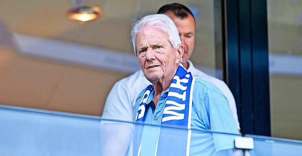 TSG-Patron Dietmar Hopp kommt in die Zuschauerloge des Sinsheimer Stadions.