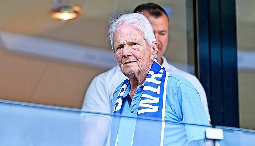 TSG-Patron Dietmar Hopp kommt in die Zuschauerloge des Sinsheimer Stadions.