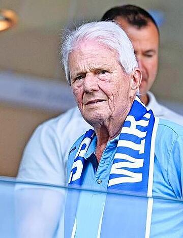 TSG-Patron Dietmar Hopp kommt in die Zuschauerloge des Sinsheimer Stadions.