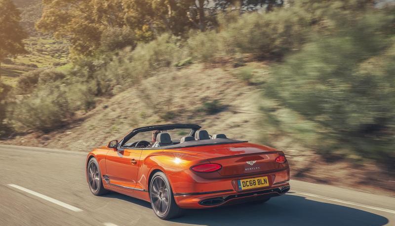 Er ist in 3,8 Sekunden von 0 auf 100 km/h und erreicht bei Vollgas 333 km/h. Er ist in 3,8 Sekunden von 0 auf 100 km/h und erreicht bei Vollgas 333 km/h.