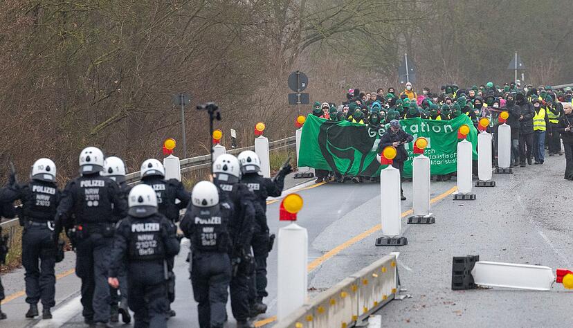 Polizei und Demonstranten treffen auf der B429 nahe der Lahnbr&uuml;cke aufeinander.