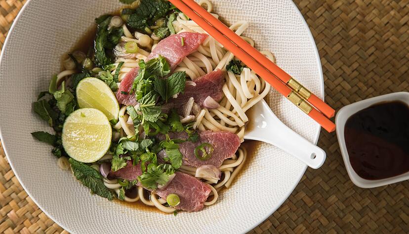 Nudeln sind beliebte Zutaten in der asiatischen K&uuml;che: In der Pho Bo, einer vietnamesischen Suppe, kommen Reisnudeln zum Einsatz.