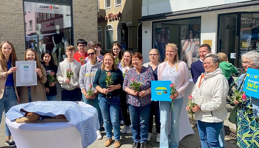 Mit der Steuerungsgruppe, die das Fairtrade-Engagement der Stadtverwaltung begleitet, wurde das Jubiläum beim Fairen Frühstück gefeiert. Für ihr Engagement wurden die anwesenden Engagierten im Rahmen der Feier vom Bürgermeister geehrt. Mit der Steuerungsgruppe, die das Fairtrade-Engagement der Stadtverwaltung begleitet, wurde das Jubiläum beim Fairen Frühstück gefeiert. Für ihr Engagement wurden die anwesenden Engagierten im Rahmen der Feier vom Bürgermeister geehrt.