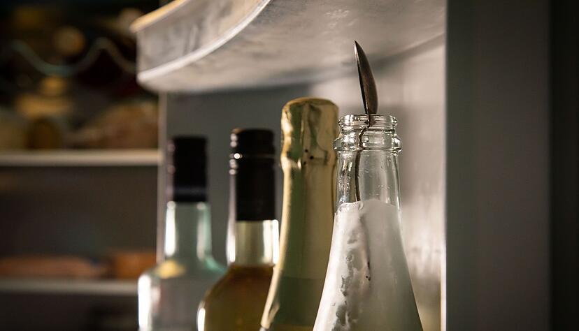 Dass ein Silberl&ouml;ffel im Flaschenhals einer angebrochenen Sektflasche Frische und Kohlens&auml;ure bewahrt, ist ein Aberglaube. Besser ist ein handels&uuml;blicher Sektverschluss oder ein Korken.