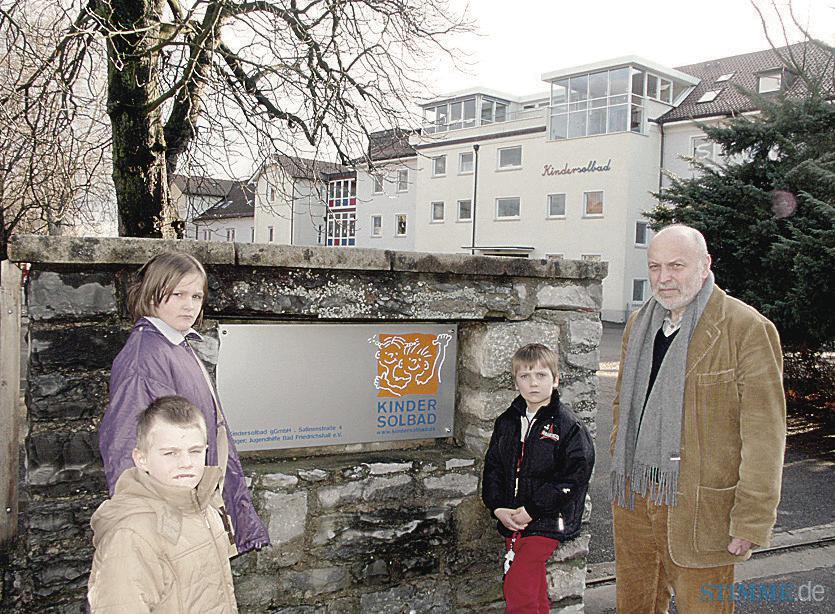 2004 wird das Kindersolbad von der Jugendhilfe Bad Friedrichshall übernommen. Sozial benachteiligte junge Menschen sollen gefördert werden. Der neue Geschäftsführer Harold Hartmann bringt mit jungen Bewohnern das neue Schild an.