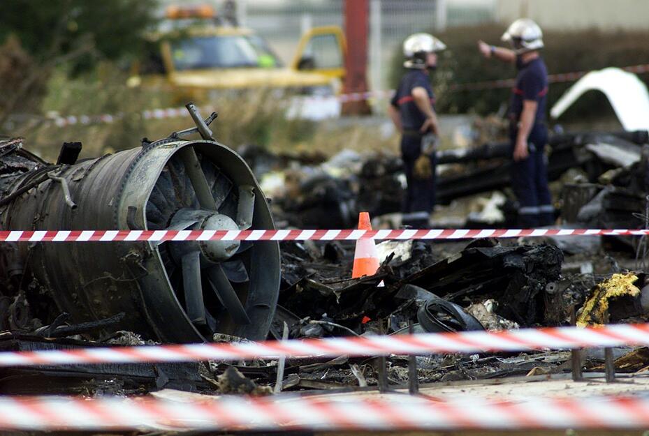 Triebswerksteile liegen am an der Absturzstelle der Concorde bei Gonesse nördlich von Paris.