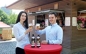 Katharina Kaftan und Kevin Nickel genießen am Heilbronner Weinpavillon ein Käthchenbier. Das Traditionsbier ist seit sechs Wochen wieder am Markt. Katharina Kaftan und Kevin Nickel genießen am Heilbronner Weinpavillon ein Käthchenbier. Das Traditionsbier ist seit sechs Wochen wieder am Markt.