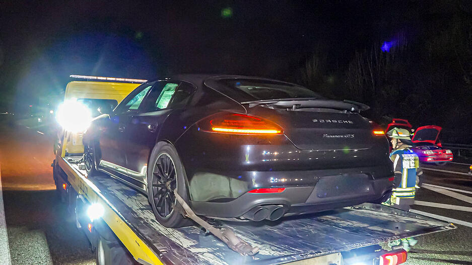Das Fahrzeug musste abgeschleppt werden.