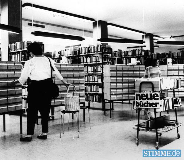 1984 - An verschiedenen Katalogen können sich die Leser selbst über den Buchbestand informieren. 1984 - An verschiedenen Katalogen können sich die Leser selbst über den Buchbestand informieren.