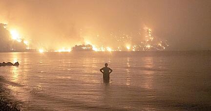 Waldbrände, wie hier 2021 in Griechenland, bedrohen Lebensräume. Durch den Klimawandel treten sie häufiger und stärker auf.