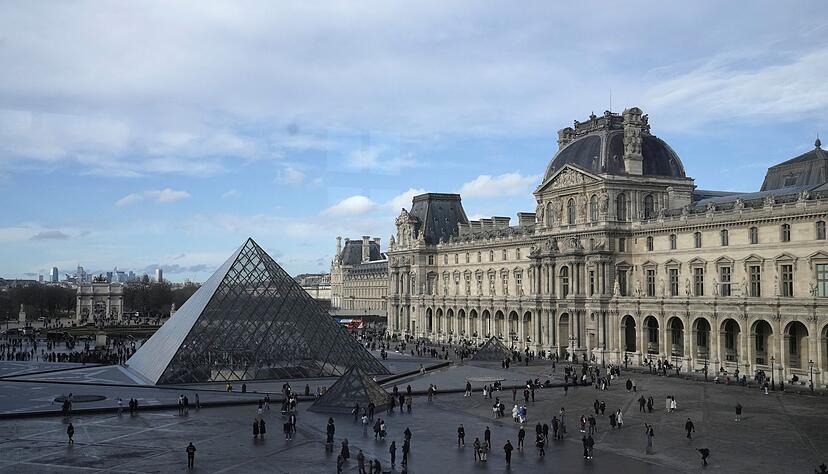 Der bisherige Eingang unter der berühmten Pyramide soll völlig umgestaltet werden. Der bisherige Eingang unter der berühmten Pyramide soll völlig umgestaltet werden.