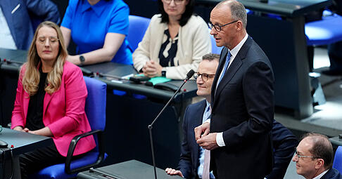 dpatopbilder - 06.05.2025, Berlin: Der designierte Bundeskanzler Friedrich Merz (CDU) nimmt nach der Auszählung der Stimmen zum zweiten Durchgang der Kanzlerwahl seine Wahl an. Merz ist im zweiten Anlauf im Bundestag zum zehnten Kanzler der Bundesrepublik Deutschland gewählt worden. Er erhielt in geheimer Abstimmung 325 Ja-Stimmen und damit 9 mehr als die nötige Mehrheit von 316. Foto: Kay Nietfeld/dpa +++ dpa-Bildfunk +++ dpatopbilder - 06.05.2025, Berlin: Der designierte Bundeskanzler Friedrich Merz (CDU) nimmt nach der Auszählung der Stimmen zum zweiten Durchgang der Kanzlerwahl seine Wahl an. Merz ist im zweiten Anlauf im Bundestag zum zehnten Kanzler der Bundesrepublik Deutschland gewählt worden. Er erhielt in geheimer Abstimmung 325 Ja-Stimmen und damit 9 mehr als die nötige Mehrheit von 316. Foto: Kay Nietfeld/dpa +++ dpa-Bildfunk +++
