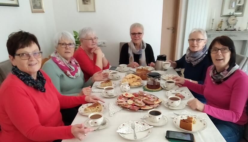 Seit zehn Jahren kommen sie jede Woche zum geselligen Austausch zusammen: die sechs der acht Frauen einer Familie, die in und um Dörzbach bekannt ist.
Foto: privat Seit zehn Jahren kommen sie jede Woche zum geselligen Austausch zusammen: die sechs der acht Frauen einer Familie, die in und um Dörzbach bekannt ist.
Foto: privat