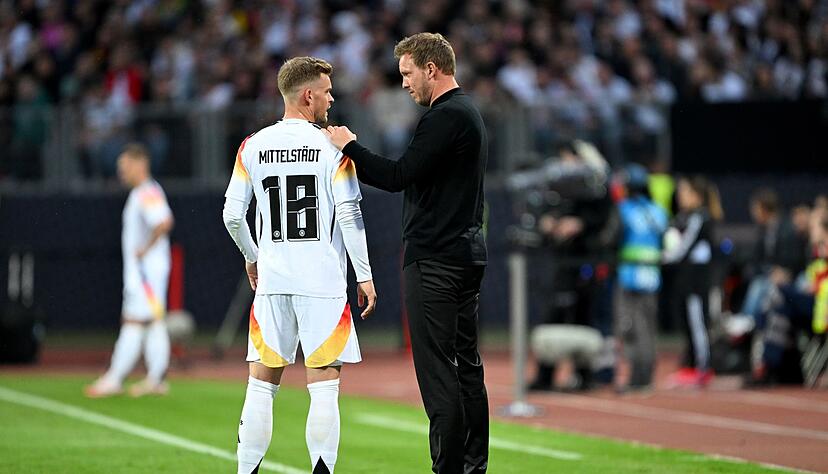 Bundestrainer Julian Nagelsmann (r) gibt Linksverteidiger Maximilian Mittelstädt Anweisungen.