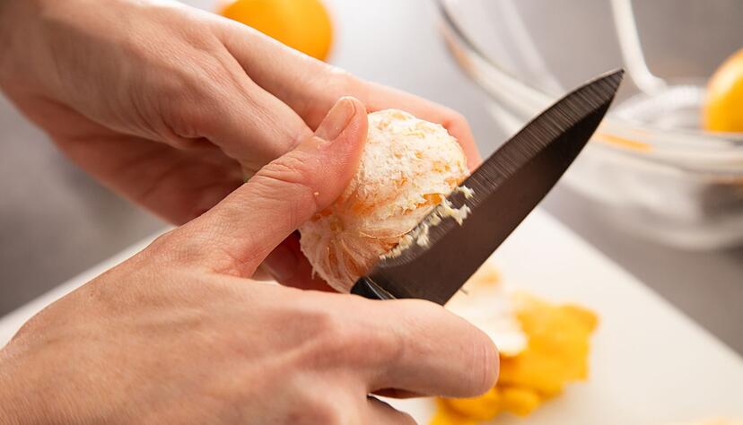 Die unbehandelte Clementine lässt sich außerdem nur schwer mit einem Messer schälen.