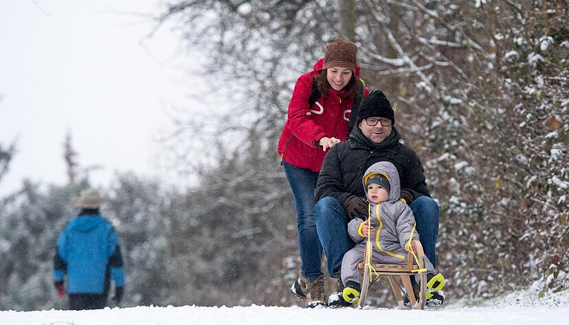 Gleich am Sonntagmorgen ging es für einige Winterfreunde raus in die Natur. Auf dem Schlitten lässt sich der erste Schnee wunderbar genießen.
Foto: Mario Berger