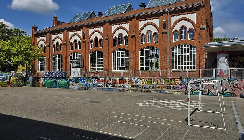 Heute bietet das Olga Jugend- und Familienzentrum außen und innen viel Platz für sportliche Aktivitäten.
Foto: Dennis Mugler Heute bietet das Olga Jugend- und Familienzentrum außen und innen viel Platz für sportliche Aktivitäten.
Foto: Dennis Mugler
