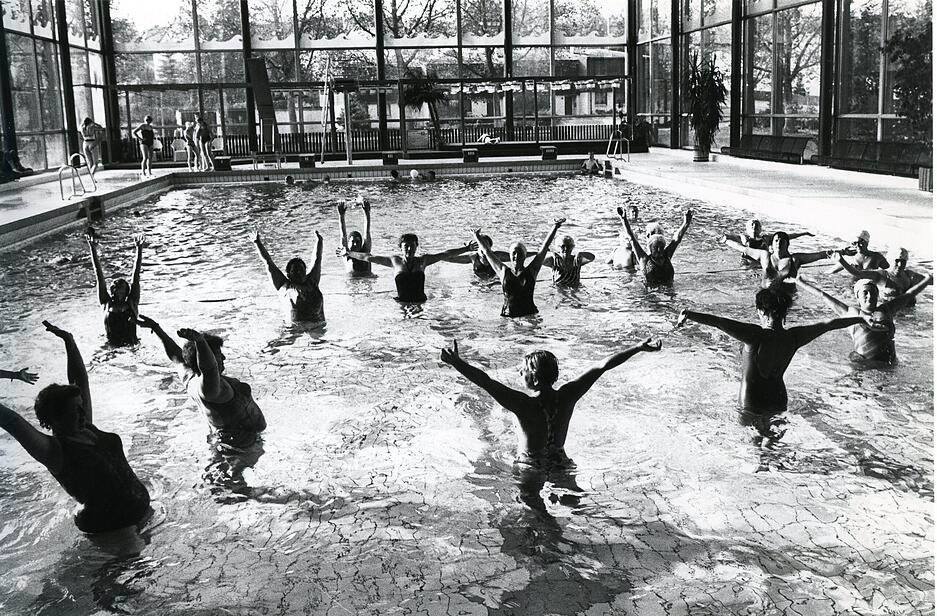 Wassergymnastik ist das ideale Training für Frauen im Hallenbad Neckarsulm, undatierte Aufnahme.