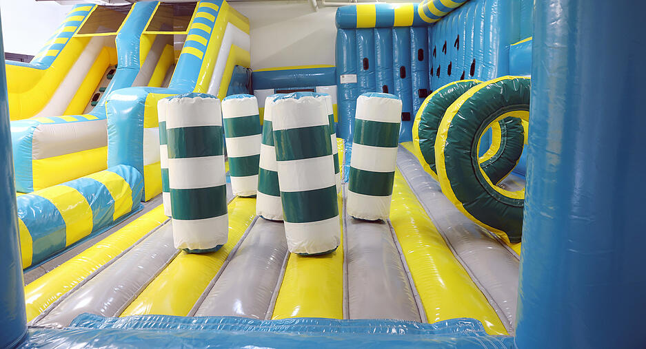 Es darf gespielt und getobt werden, dort wo einst Kleiderständer, Vitrinen und Verkaufstresen standen. Eine Hüpfburg füllt schon jetzt einen ganzen Raum. Es darf gespielt und getobt werden, dort wo einst Kleiderständer, Vitrinen und Verkaufstresen standen. Eine Hüpfburg füllt schon jetzt einen ganzen Raum.