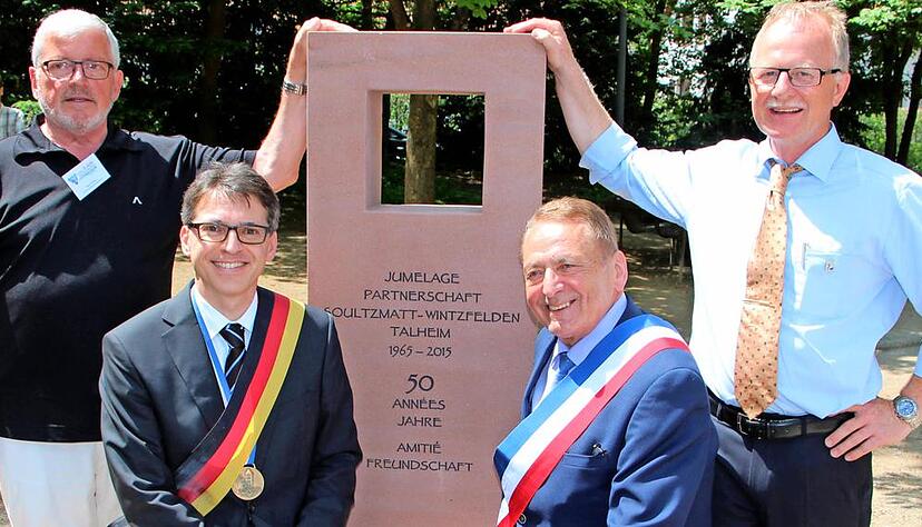 Hans K&ouml;hler und Martin Happel (hinten v.l.), die beiden B&uuml;rgermeister Rainer Gr&auml;&szlig;le sowie Jean-Paul Diringer (vorne v.l.) vor dem Partnerschaftsstein.Foto: Weimar