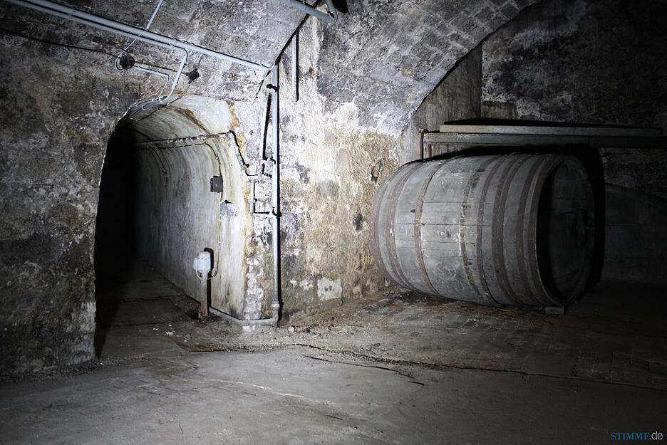 Ein riesiges Holzfass erinnert im Keller daran, dass hier einst Wein lagerte.