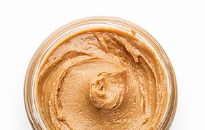 In den USA ist Erdnussbutter fast ein Grundnahrungsmittel. Aber auch in Deutschland hat der klebrige Broftaufstrich Fans.
Foto: Prostock-studio/stock.adobe.com